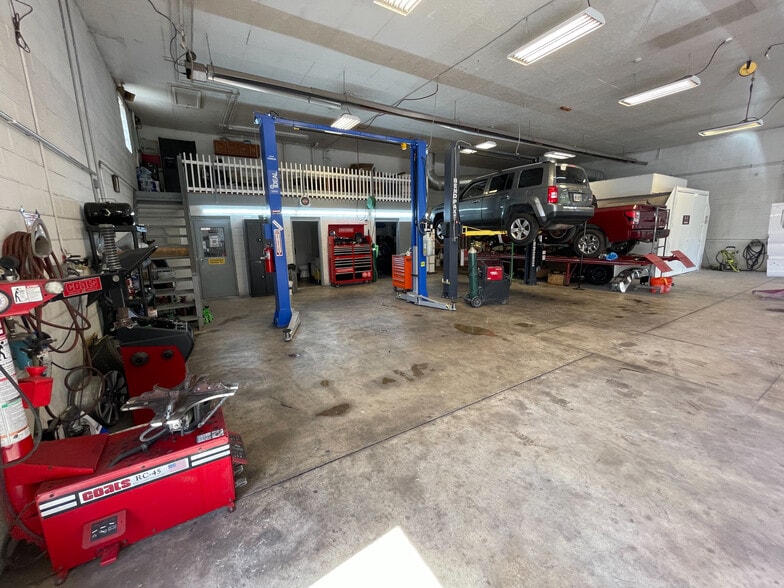 More Photos Of 630 Long Rd, Pittsburgh Showroom For Sale