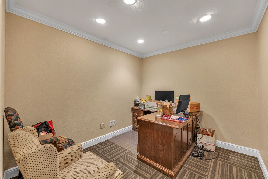 More Photos Of 308 Elizabeth St, Brandon Office For Lease