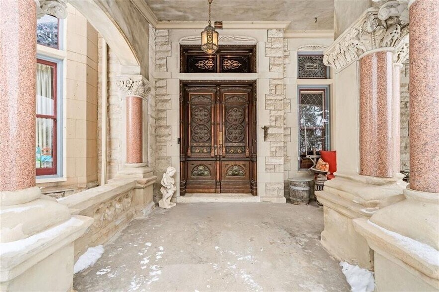 More Photos Of 809 Hall St, Saint Joseph Hospitality For Sale