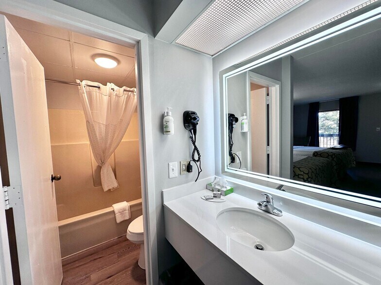 More Photos Of 2075 Highway 192 W, London Hotel For Sale