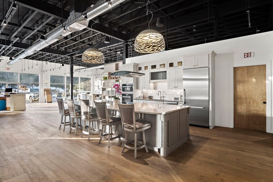 More Photos Of 47 Newbury St, Peabody Freestanding For Lease