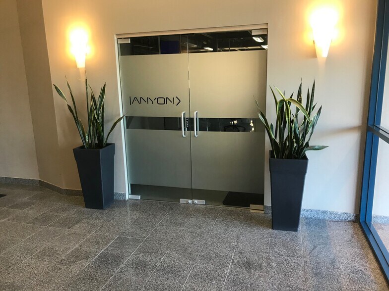 More Photos Of 1995 55E Av, Dorval Office For Lease