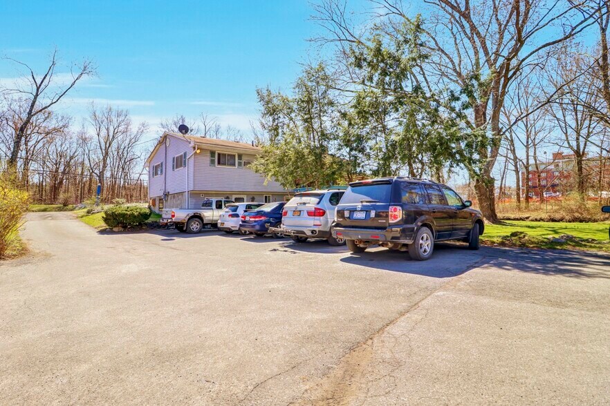 More Photos Of 113 N Chestnut St, New Paltz Office Residential For Lease