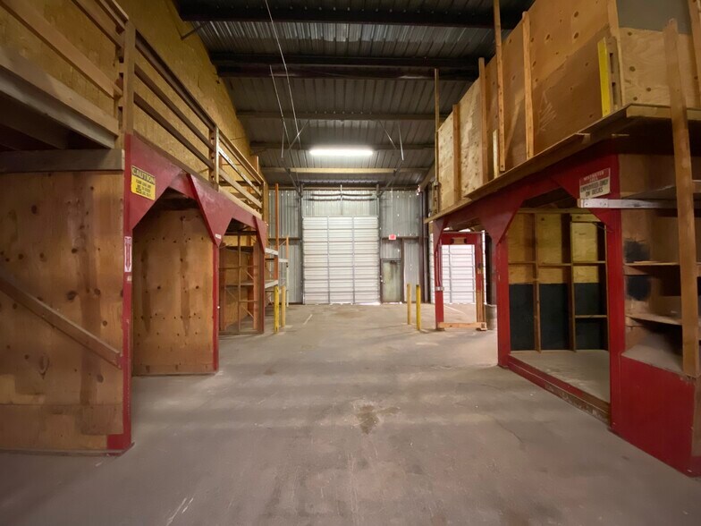 More Photos Of 8921 NW Expressway St, Oklahoma City Warehouse For Lease