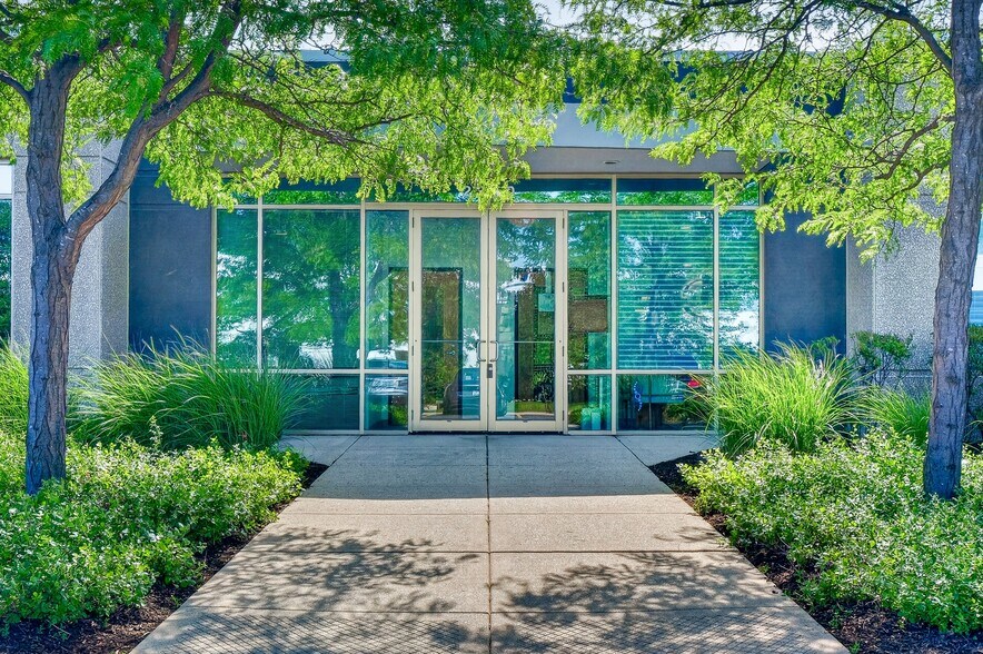 More Photos Of 2350 Ravine Way, Glenview Medical For Lease