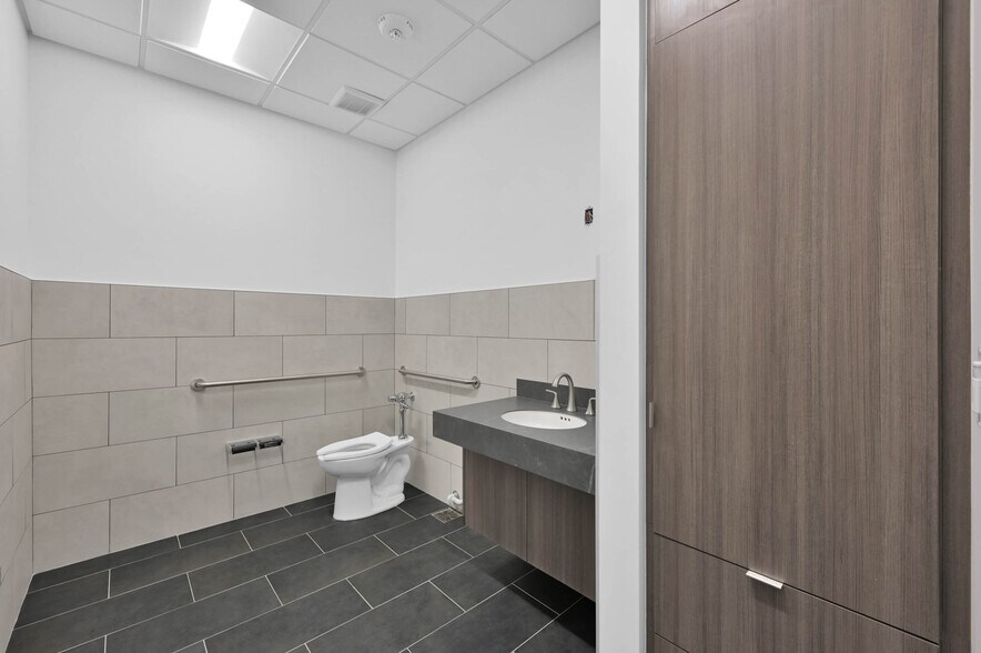 More Photos Of 24527 Gosling Rd, Spring Flex For Lease