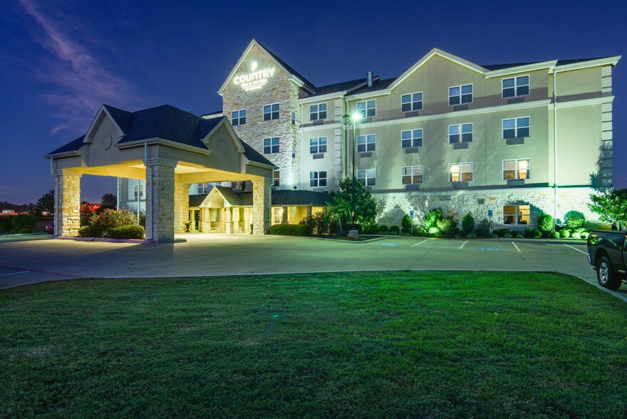 More Photos Of 1918 University Ave, Texarkana Hotel For Sale