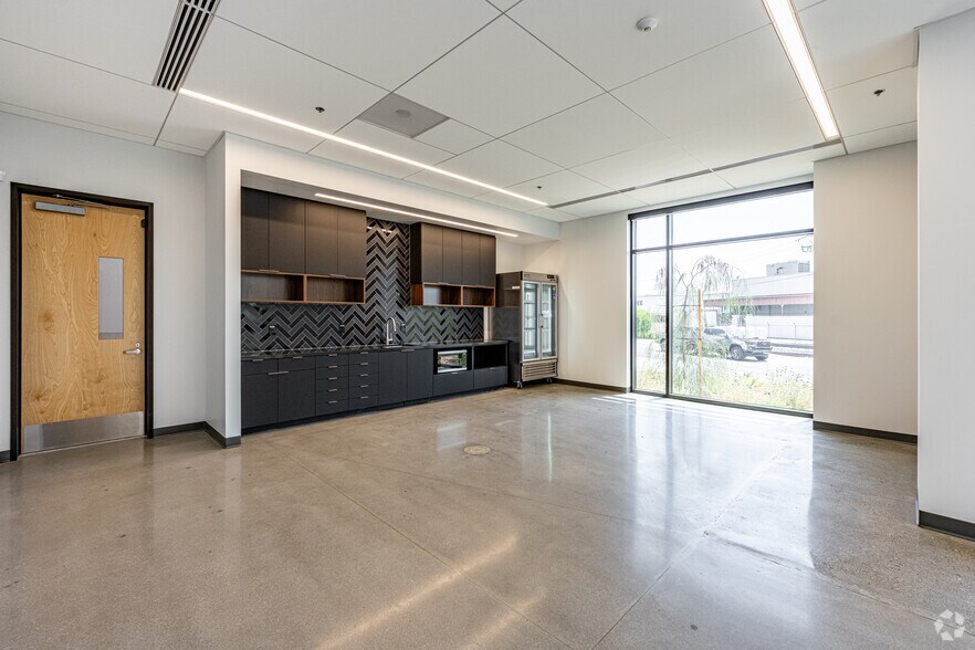 More Photos Of 4416 Azusa Canyon Rd, Irwindale Distribution For Lease