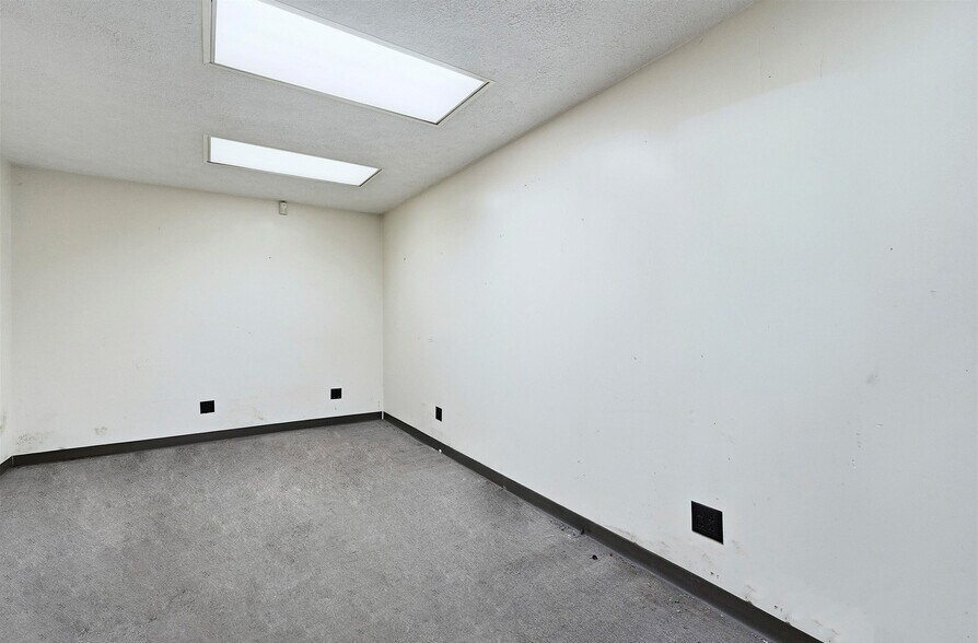 More Photos Of 1414 Armstong Rd, Warsaw Warehouse For Lease