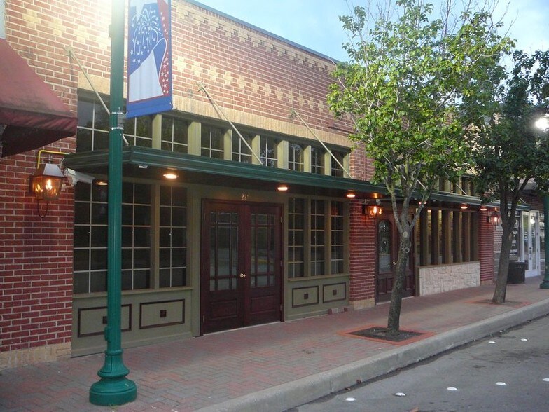 More Photos Of 221-223 Simonton St, Conroe Office For Lease