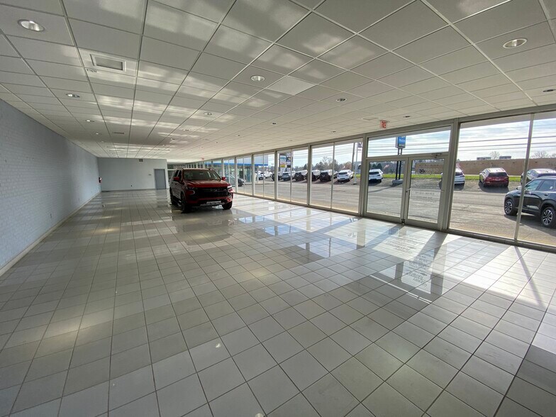 More Photos Of 1229 Country Club Mnr, Fairmont Auto Dealership For Sale