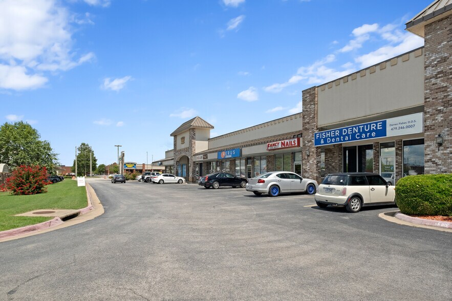 More Photos Of 4408 W Walnut St, Rogers Unknown For Lease