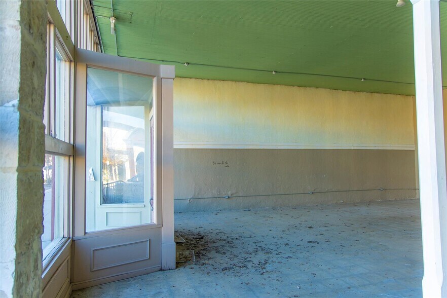 More Photos Of 1020 Halsell St, Bridgeport Flex For Sale