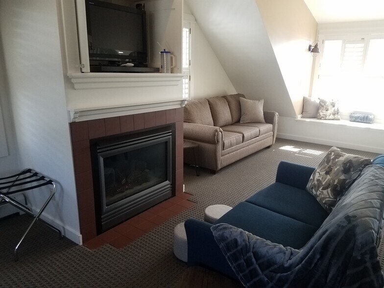 More Photos Of 1000 Grand Ave, Grand Lake Restaurant For Sale