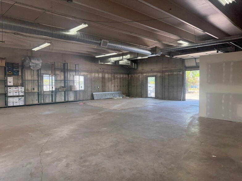 More Photos Of 2065-2085 S Holly St, Denver Showroom For Lease