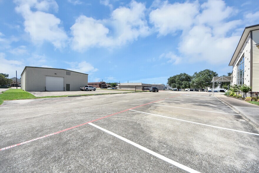 More Photos Of 1563 Live Oak St, Webster Office For Sale