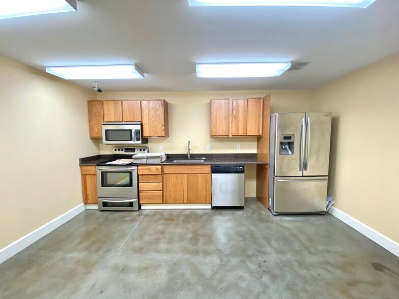 More Photos Of 2050 N 62nd Ave, Saint Petersburg Office For Lease