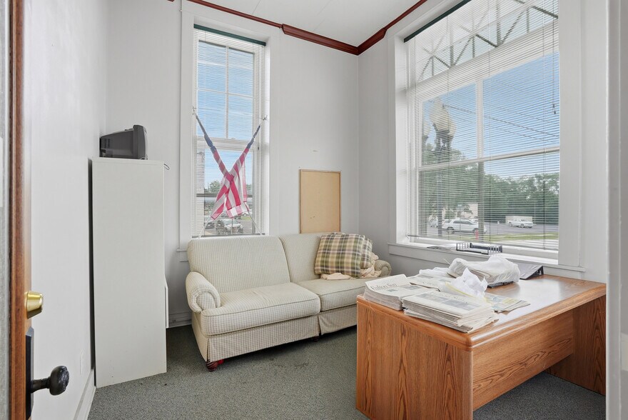 More Photos Of 115 E 5th St, Fulton Office For Sale