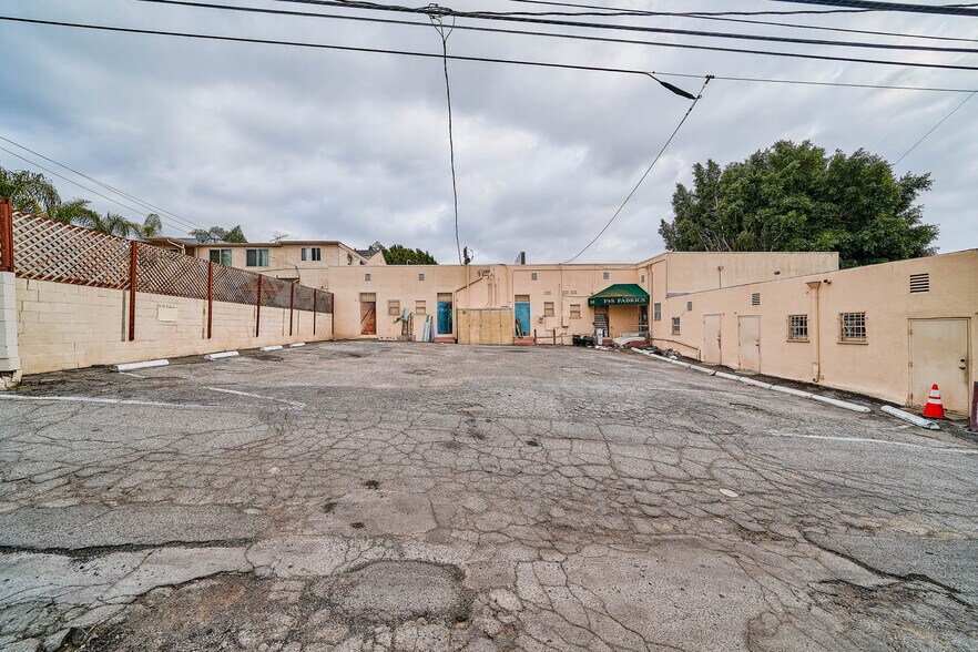 More Photos Of 10627 W Pico Blvd, Los Angeles Freestanding For Lease