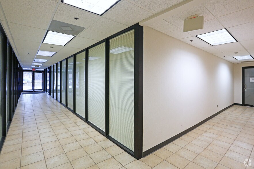 More Photos Of 600-650 Academy Dr, Northbrook Office For Lease