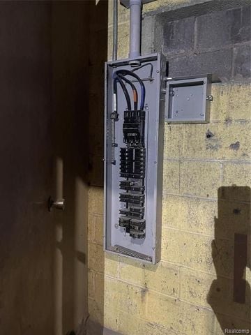 More Photos Of 301 S Oakwood, Detroit Warehouse For Sale