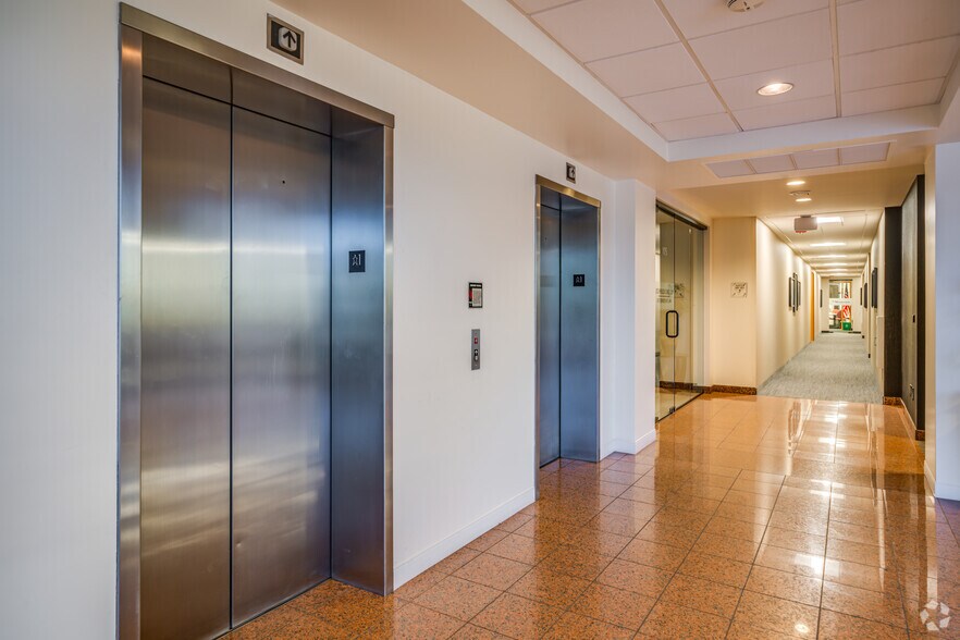 More Photos Of 7250 N 16th St, Phoenix Office For Sale