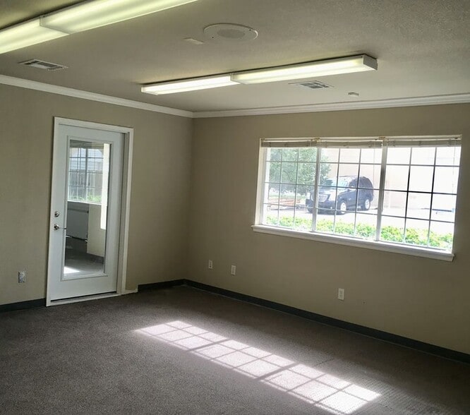 More Photos Of 1936 N Broadway St, Moore Showroom For Lease