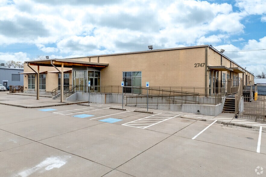 More Photos Of 2747 Oakland Ave, Garland Warehouse For Lease
