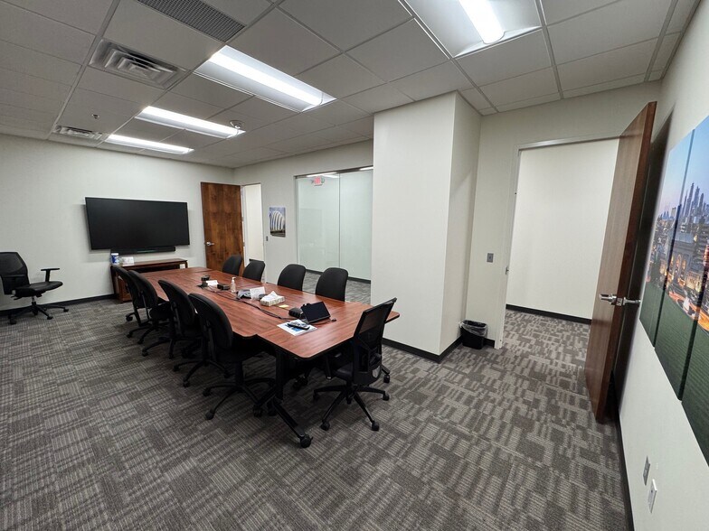 More Photos Of 10 W 9th St, Kansas City Office For Lease