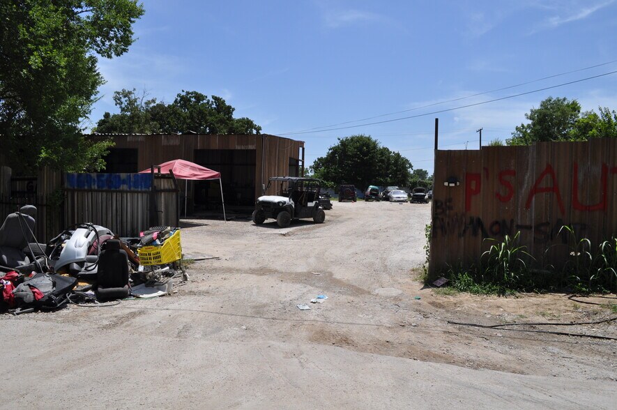 More Photos Of 8632 San Marino Ave, Dallas Warehouse For Sale