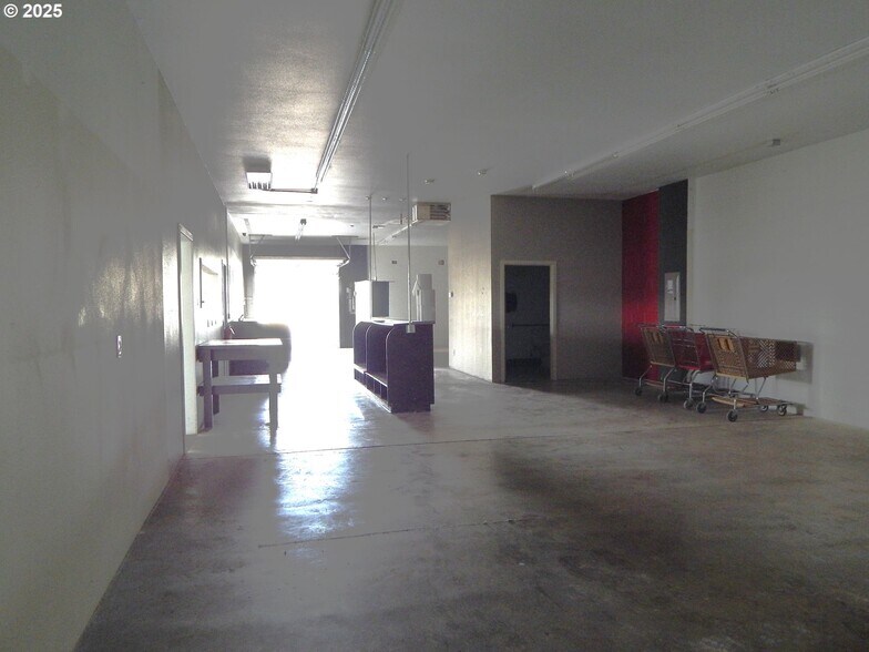 More Photos Of 330 NE Garden Valley Blvd, Roseburg Freestanding For Lease