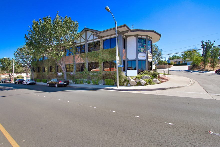 More Photos Of 23030 Lyons Ave, Santa Clarita Medical For Lease
