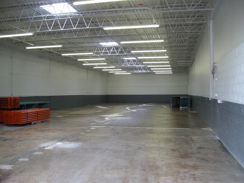 More Photos Of 887-893 Pierce Butler Route, Saint Paul Warehouse For Lease