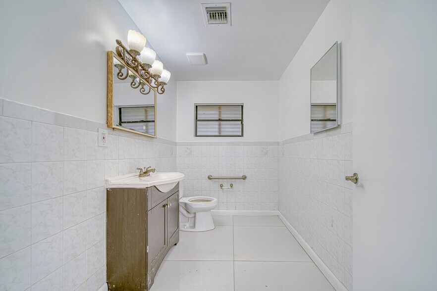 More Photos Of 1225 NE 162nd St, North Miami Beach Medical For Lease