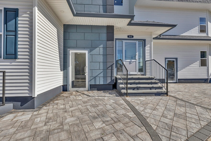 More Photos Of 533 Greenwich St, Hempstead Flex For Lease