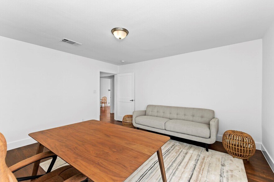 More Photos Of 1512 W Koenig Ln, Austin Office For Sale