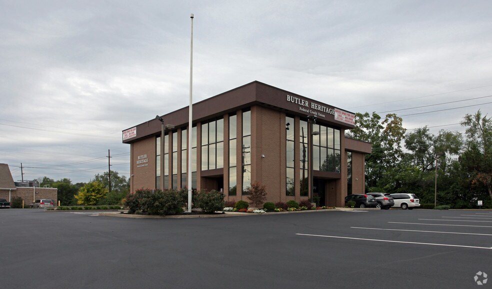 More Photos Of 660 N University Blvd, Middletown Office For Sale