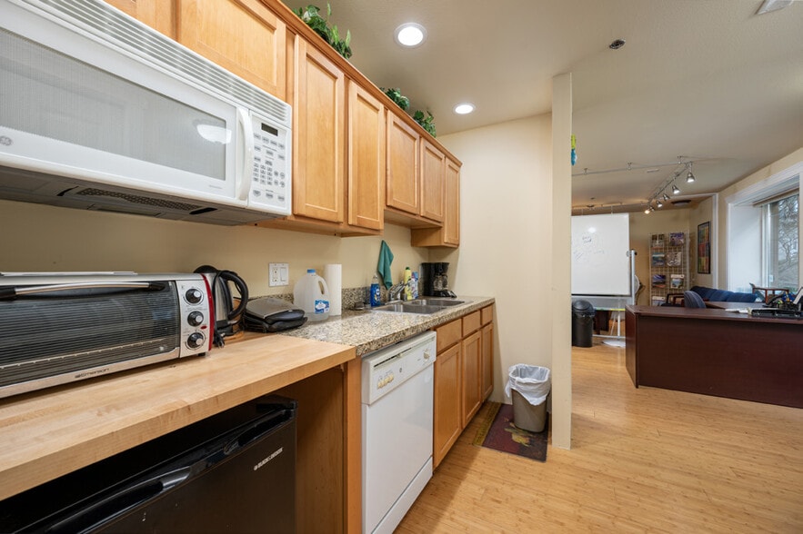 More Photos Of 1015 Railroad Ave, Bellingham Apartments For Sale