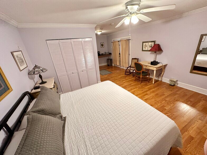 More Photos Of 615 College St, Clinton Hotel For Sale