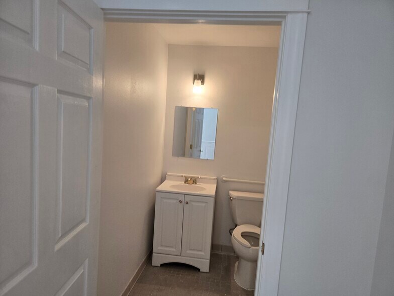 More Photos Of 16644-16646, New Berlin Medical For Lease
