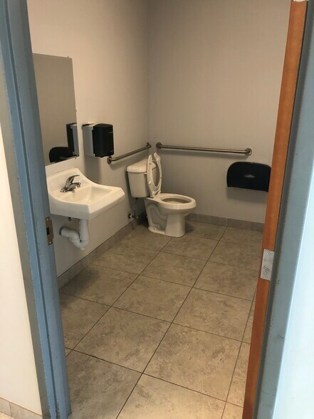 More Photos Of 9819 S Orange Blossom Trl, Orlando Industrial For Lease