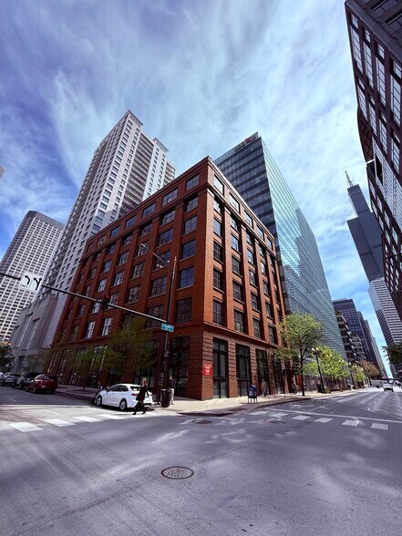 More Photos Of 566 W Adams St, Chicago Loft Creative Space For Lease