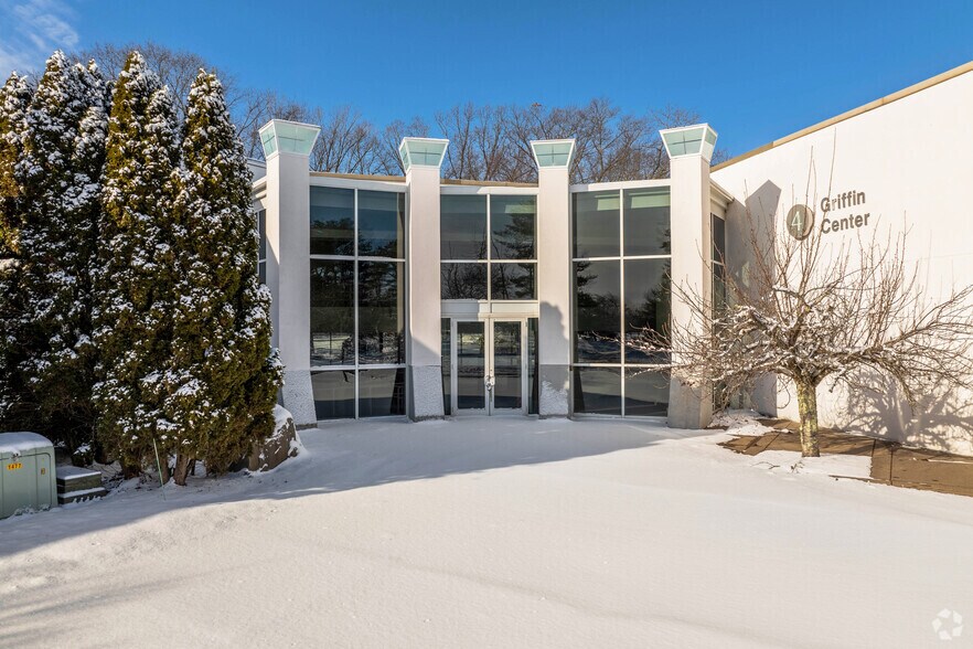 More Photos Of 4 Griffin Rd N, Windsor Office For Sale
