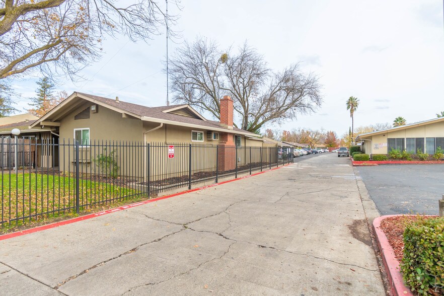 More Photos Of 6815 24th St, Sacramento Multifamily For Sale