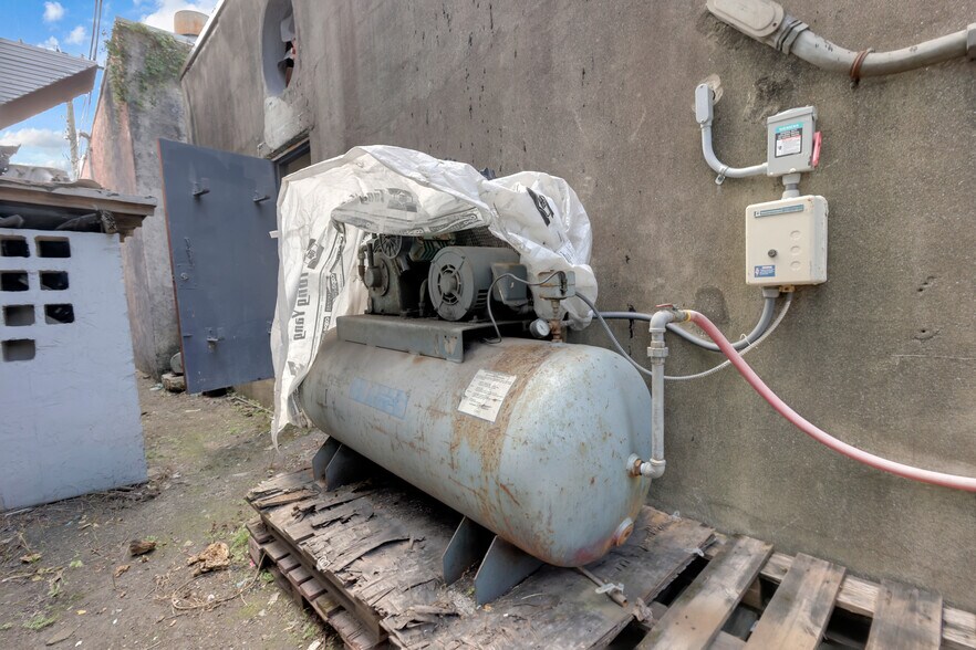 More Photos Of 4725 E 10th Ave, Hialeah Service For Lease