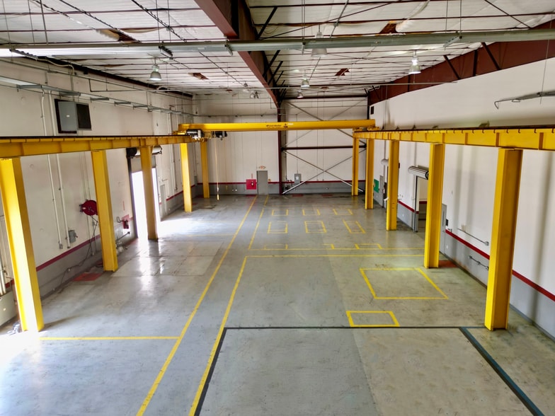 More Photos Of 18155 Chisholm Trl, Houston Warehouse For Lease