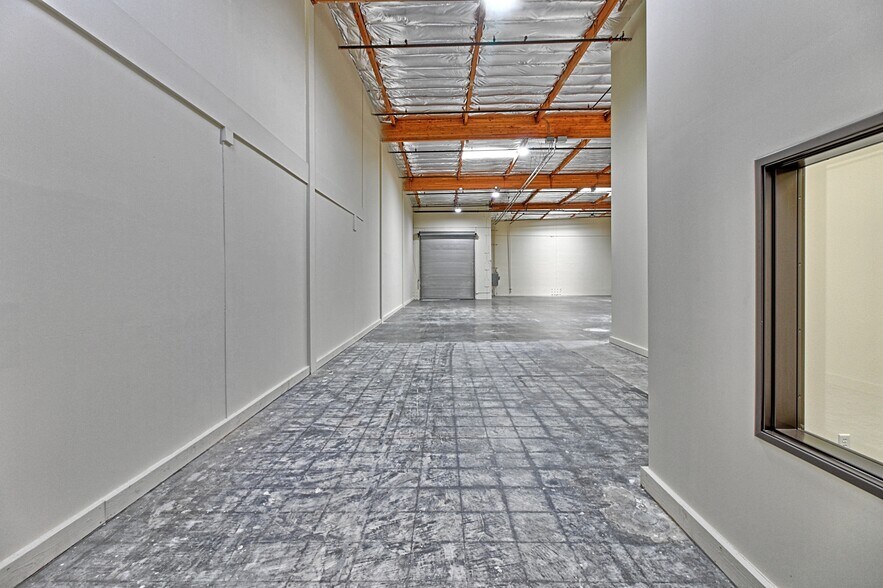 More Photos Of 4483 McGrath St, Ventura Service For Lease