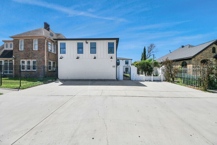 More Photos Of 2620 Arbor St, Houston Apartments For Sale