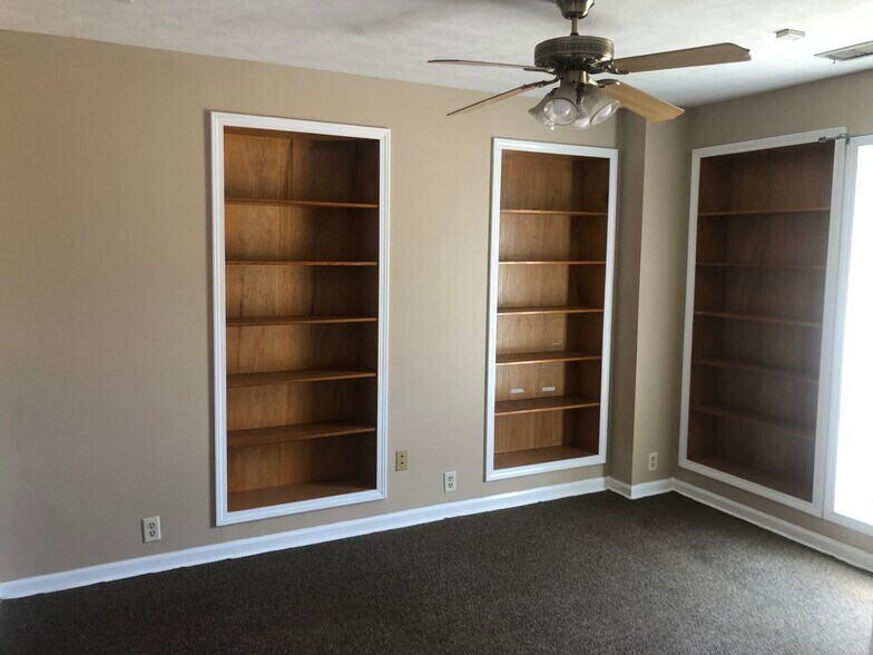 More Photos Of 35 Wilcutt, Columbus Showroom For Sale