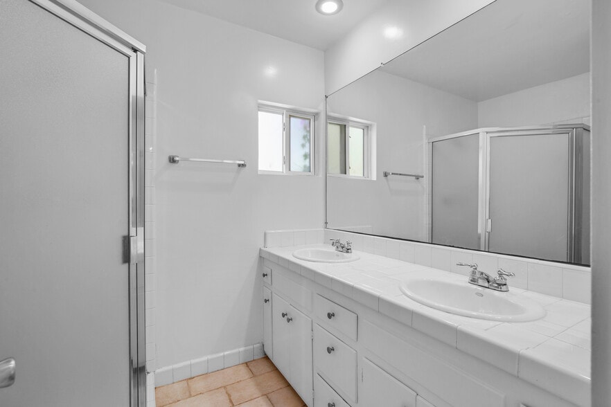 More Photos Of 939 Larrabee St, West Hollywood Apartments For Sale